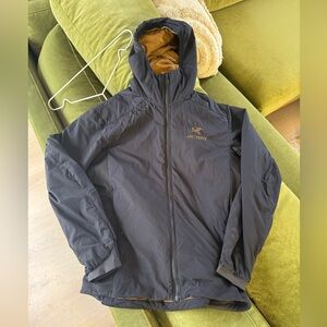 Men’s Arcteryx Atom Insulated Hooded Jacket in Black/Gold size Medium